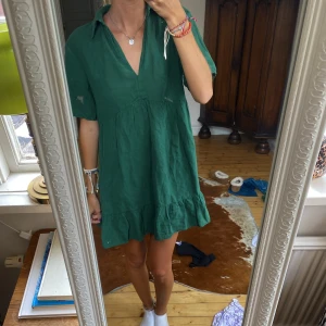 Grön linneklänning - Perfekt strand/vardagsklänning till somnaren. Grön linneklänning med krage 