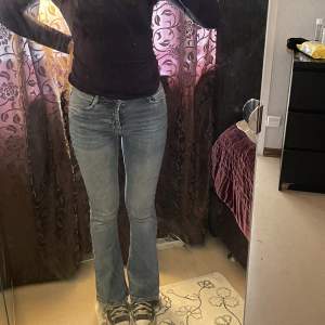 Bootcut jeans från Gina i storlek 34/xs. Sitter ganska korta på mig som är 162cm