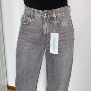 Säljer dessa helt nya jeans ifrån Gina tricot med prislapp kvar. Endast provade på. Modellen heter 90s high waist jeans, storlek 34. Superfina men säljer då dom tyvärr inte kommit till användning. Nypris 599kr