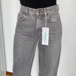 Jeans Gina Tricot - Säljer dessa helt nya jeans ifrån Gina tricot med prislapp kvar. Endast provade på. Modellen heter 90s high waist jeans, storlek 34. Superfina men säljer då dom tyvärr inte kommit till användning. Nypris 599kr