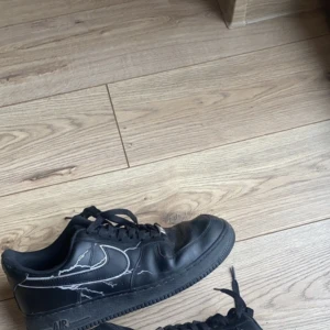AF1 customs i bra skick - AF1 customs med blixtar som är reflexer, säljer pga fel storlek