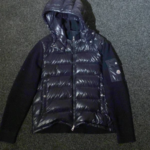 Moncler cardigan  - Hej säljer nu min Moncler cardigan  Använd ett fåtal gånger och är exakt som ny. Köpt från merchsweden. Storlek XXL men sitter som L/Xl Köpte denna för 1 vecka sen för 6000kr men säljer den då den inte passar 