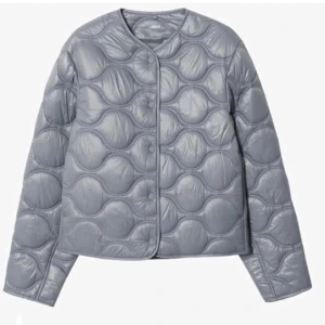 Mango jacka - Säljer den populära mango jackan efter den ej kommer till användning! Jättebra skick