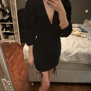 Klänning  - Säljer nu min svarta klänning ifrån Gina tricot. Aldrig använd och prislappen sitter kvar. Det är trekvarts ärmar på den. Tycker den är super fin men vet inte riktigt när jag ska använda den.