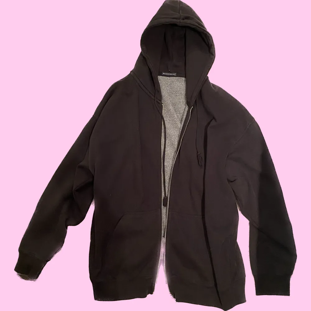 En oversize hoodie från Brandy Melville, färgen e svartgrå.. Hoodies.
