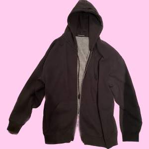 En oversize hoodie från Brandy Melville, färgen e svartgrå.