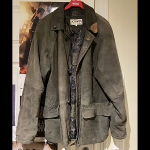 Läder jacka - En grönaktig jacka i äckta läder. Relativt fint skick, några fläckar/märken på bland annat ryggen. Insidans tyg har ett fint och intressant mönster. Vill du ha fler bilder eller har frågor? Skriv gärna privat. Går att pruta!