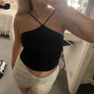 Tröja - Säljer denna snygga topp den är i bra skick och från Ginatricot i storlek S😊 Skriv för fler bilder och vid intresse 🫶🏻