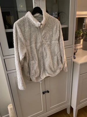 Damkläder  - Dam kläder i olika storlekar. 30 kr plagget.  Hör av er för mer information