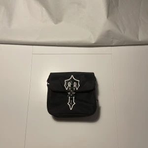 Trapstar axelväska  - Säljer med äkta trapstar väska eftersom andvänder den inte så ofta   Kan kanske gå med på en trade beronde på vad 