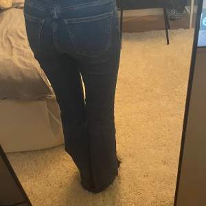 midrise bootcut jeans som sitter precis perfekt vid midjan. bra längd på mig som är 162 cm. 