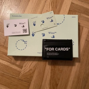 Off white card holder - Säljer nu min off white korthållare. Den är använd en del så skick är väl 8/10 men inga defekter. Du får med box och massa tags. Bara att skriva i DM vid intresse!