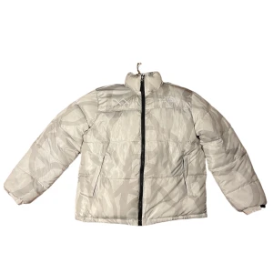 Northface x Kaws Pufferjacket - Skick 9/10 Storlek: Xl men sitter som L Bud från 1200:-