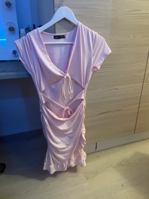 Rosa klänning - Rosa klänning med snörning, funkar bäst med mindre byst