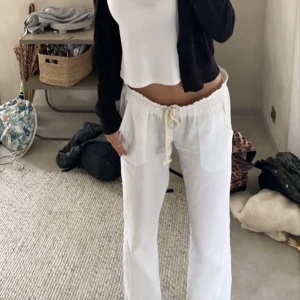Roxy linnebyxor  - Säljer pga oseriös köpare. Helt nya linnebyxor från Roxy, köpta på Zalando. Endast testade. Lånade bilder så skriv för egna bilder. Köparen står för frakt.