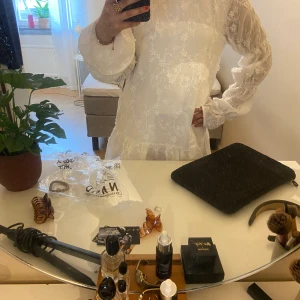 Nakd Klänning med ärmdetaljer - Hej! Säljer samma klänning fast i storlek 34. Slutsåld överallt och nyligen köpt så den är i nyskick och är aldrig använd! Prislappen sitter kvar och allt.    Gärna snabb köp
