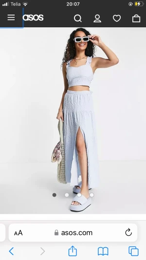 Sommar sett (kjol + linne)  - Säljer detta super fina setet från Asos, ljusblå fin färg. Kjolen är strl 32 men den är ändå ganska stor medan linnet är storlek 34. Det är helt nytt och har inte använts 🦋