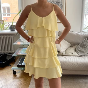 Gul volang klänning!  - Så najs gul vilangklänning som kommer vara drömmig när man är brun!❤️❤️