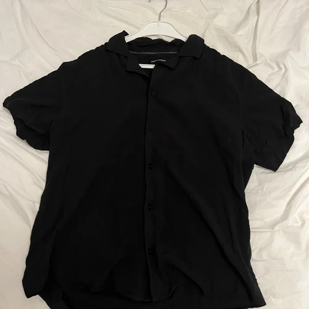 Riktigt skön o fin sommar skjorta från clean cut copenhagen i färgen svart är storlek L men sitter som S/M, skriv om du har frågor, pris kan diskuteras vid snabb affär . Skjortor.