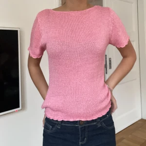 Rosa topp med coola detaljer😍 - Super söt tröja🥰man kan ha paljetterna fram eller bak Storlek S