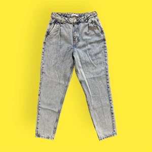 NA-KD blåa jeans - Ett par fina jeans från NA-KD i fint skick. För fler bilder eller mått kontakta mig :) 