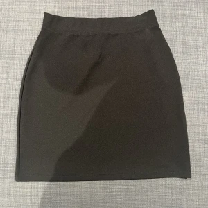 Svart kjol - Svart kjol från Nelly. Använd en gång men i väldigt bra skick. Storlek XS.