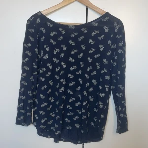 Trekvarts tröja - Mörkblå trekvartsärmad tröja med vita cyklar på i från hm i strl M.