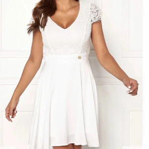 Studentklänning  - Säljer min klänning som jag köpte till studenten. Den har inga fläckar och jag har bara använt den några timmar när jag tog studenten.  Storlek XS  På sista bilden är det klänningen till vänster. 