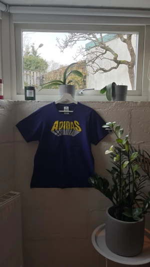 Adidas t-Shirt - Adidas t-shirt i storlek M. Felfri, ser ut som ny. 