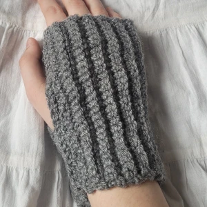 Torgvantar grå - Handgjorda virkade torgvatar av 100% akrylgarn. Eftersom vantarna är Töjbara passar dem de flesta storlekar.