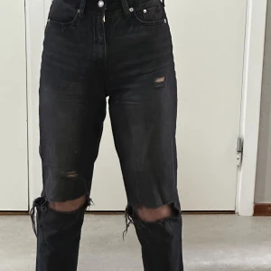 Svarta byxor med hål i  - Ett par svarta byxor med hål på framsidan och även på ena bakfickan. Har inte används på ett rätt bra tag då den inte passar mig längre.💕 kontakta för fler funderingar💕