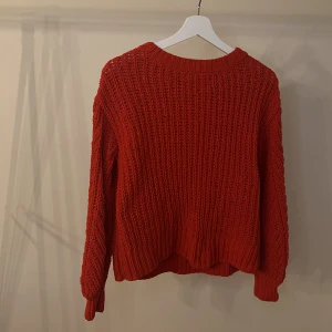 Stickad tröja från H&M - Jätteskön och varm stickad tröja från H&M i storlek S. Använt skick!