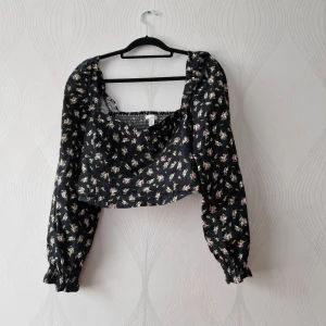 Blommig offshoulder tröja  - Används bara en gång jätte fin till sommarkvällar!!