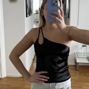 Oneshoulder topp  - Oneshoulder topp i satin material, använd 1 gång 