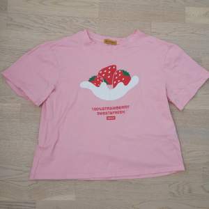 Srawberry milk rosa t-shirt. Fint skick. Står ingen storlek men skulle gissa på S eller M.    Använd köp nu funktionen eller skriv privat om du undrar något! 💖