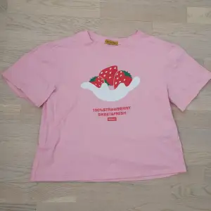 Srawberry milk rosa t-shirt. Fint skick. Står ingen storlek men skulle gissa på S eller M.    Använd köp nu funktionen eller skriv privat om du undrar något! 💖