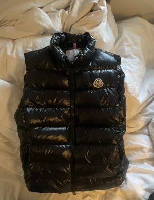 Monclerväst  - Säljer en Monclerväst 🤍 Den är i väldigt gott skick! Storleken är 2, vilket jag skulle säga motsvarar Xs-s. Nypris 8215 kr.  Mitt pris 3000 kr eller bud om flera är  intresserade. Hör av dig vid frågor!