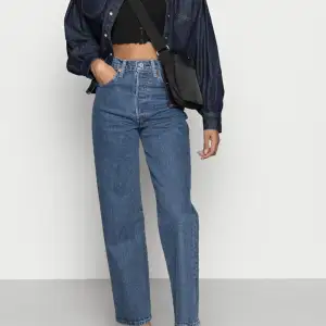 Mörkblåa levi’s straight leg jeans i model gorgie köpta för 700kr! Så fina men kommer inte till användning💙 storlek 27x27 vilket motsvarar en 36