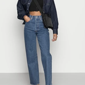 Levi’s jeans - Mörkblåa levi’s straight leg jeans i model gorgie köpta för 700kr! Så fina men kommer inte till användning💙 storlek 27x27 vilket motsvarar en 36