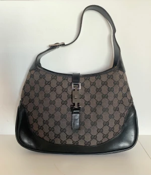 Vintage Gucci Jackie  - INKLUSIVE FRAKT❣️📦 80’S Gucci Jackie - skickad PM för bilder och mer info  ❣️Skick: Använd men mycket bra skick med tanke på ålder.  ❣️Skada: Det finns hörn gnidning på de fyra hörnen, som ses på bilder.  Men inga stora brister.