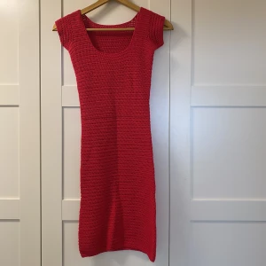 Röd virkad klänning  - En super snygg röd virkad klänning som jag köpt på Styles loppis.  Säljer nu eftersom att den är för liten för mig. 