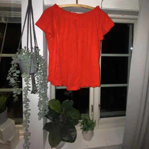 fin tröja till sommaren - Storlek S, fint skick, kan ha som offshoulder tröja.