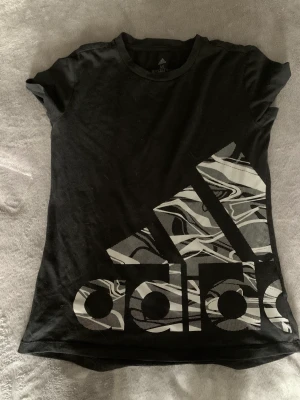 Träningströja Adidas - Tränings t-shirt med noll tecken på användning. Sitter fint, skönt material!