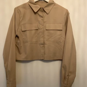 Croppad skjorta från Cherry Koko - Använd några få gånger, fint skick.