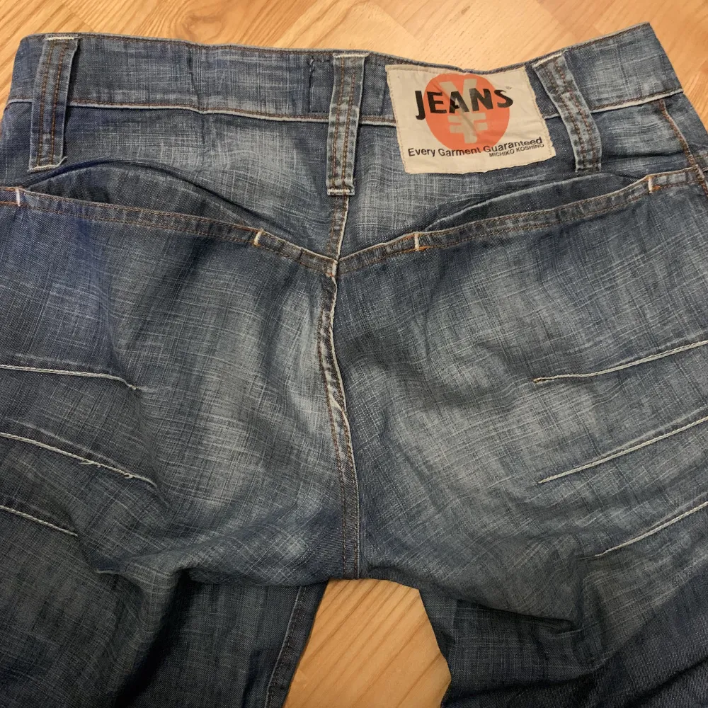Originella, snygga, lågmidjade bootcut jeans i bra kvalitet. Säljer på grund av att de är för små för mig. Lite insydda i midjan (ca 1,5cm) men som går att sprätta upp om man vill ha dem bredare.💕. Jeans & Byxor.