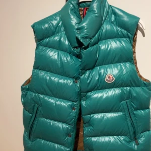 grön Moncler tib - Säljer denna sjukt snygga moncler väst som är i stl 1 men passar större! Den är i utmärkt skick hör av er för övriga frågor