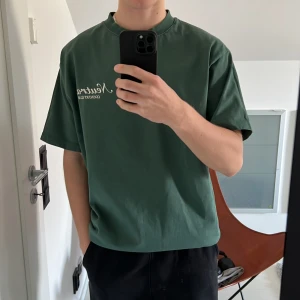 Jaded london t shirt - Jaded london t shirt i stl S, sparsamt använd utan fläckar eller skador. Sitter lite oversized så skulle säga att det är som en M. Köpt för 600kr