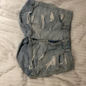Jeans shorts  - Ljus blåa jeans shorts med ”slitning” i bra skick. Storlek 34