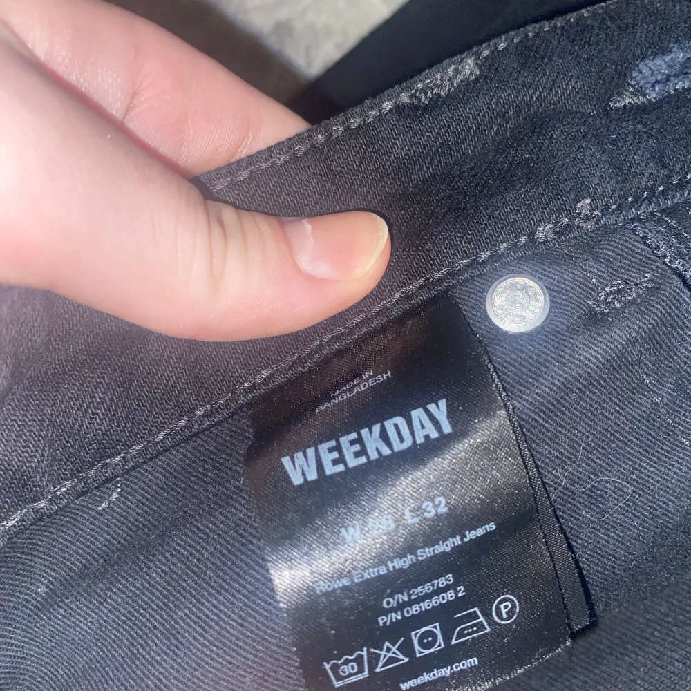 Svarta jeans, säljer då de är för små för mig💕. Jeans & Byxor.