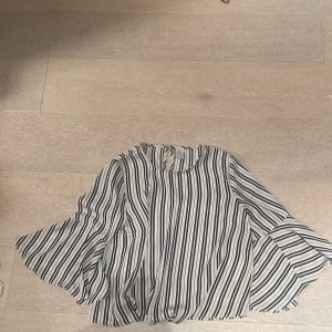 Blus från Lindex  - Supersöt Lindex blus i strl xs. Använd ett par gånger men i bra skick. 